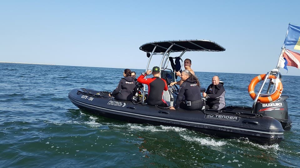 Barca mare a școlii, cu motor puternic și scafandri la bord, pe Marea Neagră